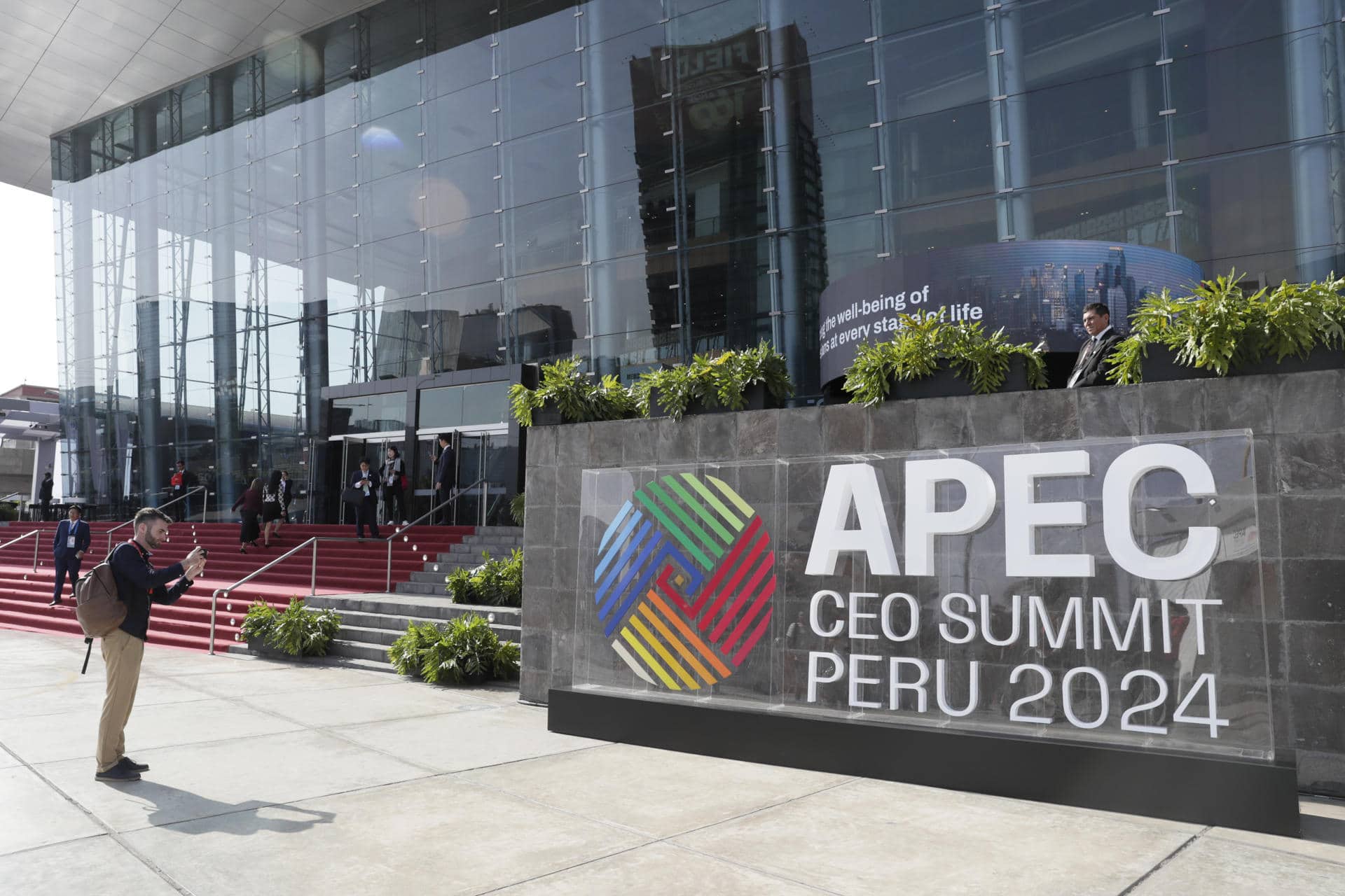 El letrero de la APEC CEO Summit, un evento empresarial paralelo a la reunión de líderes de APEC, este viernes en Lima (Perú). EFE/ Carlos Ortega