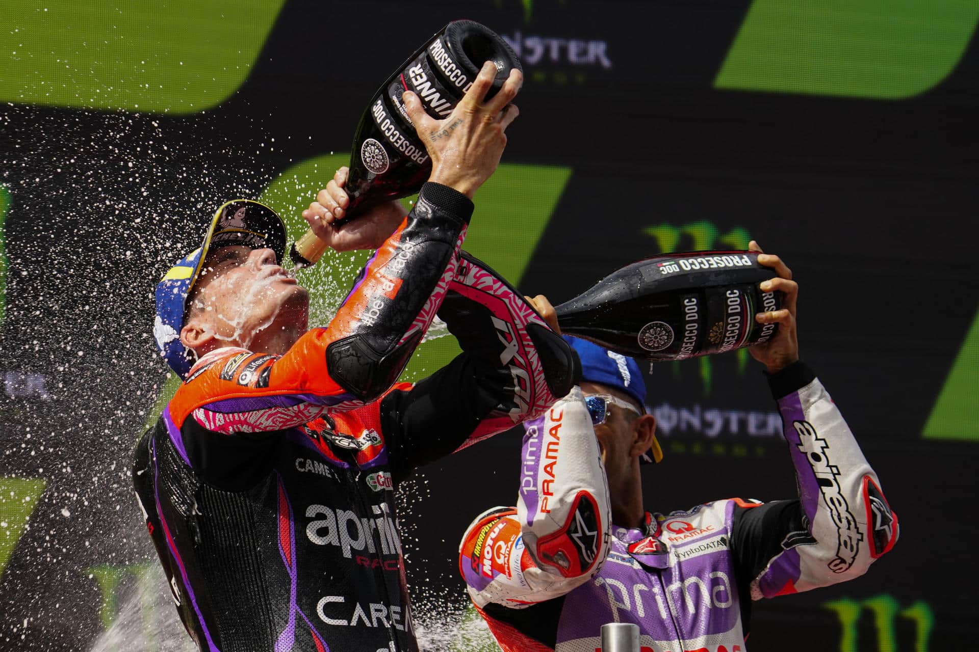 Los pilotos españoles Aleix Espargaró (i) y Jorge Martín (c) celebran su primer y tercer puesto respectivamente, en una foto de archivo.- EFE/ Enric Fontcuberta