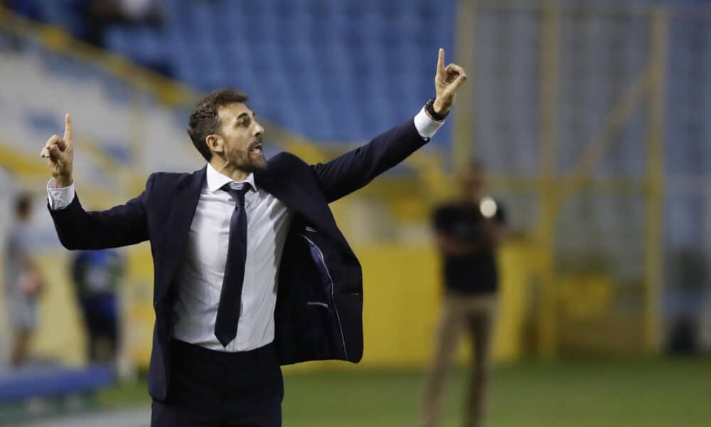 El director técnico de El Salvador, David Dóniga da indicaciones en un partido de la Copa Centroamericana. EFE/ Rodrigo Sura