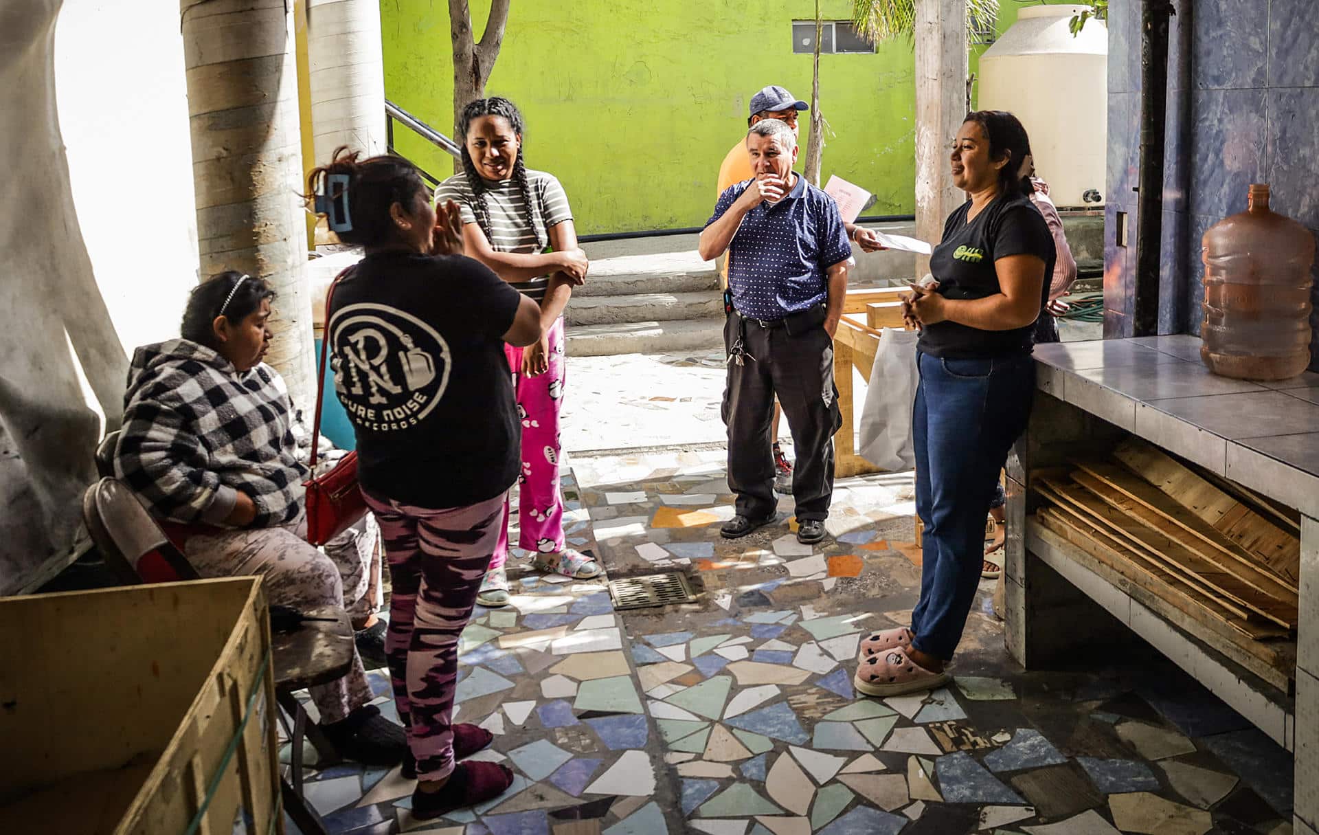 Migrantes permanecen en el albergue 'Ágape Misión Mundial' este domingo, en la ciudad de Tijuana (México). EFE/Joebeth Terríquez