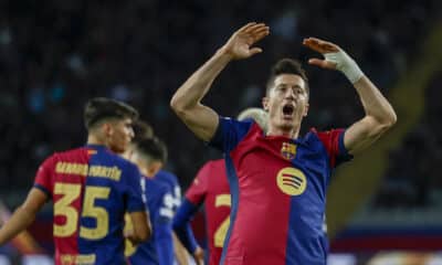 El delantero polaco del FC Barcelona Robert Lewandowski celebra tras anotar un gol de penalti, el primero de su equipo, durante el encuentro correspondiente a la fase regular de la Liga de Campeones que disputan FC Barcelona y Brest en el estadio Lluis Company, en Barcelona. EFE/ Alberto Estevez