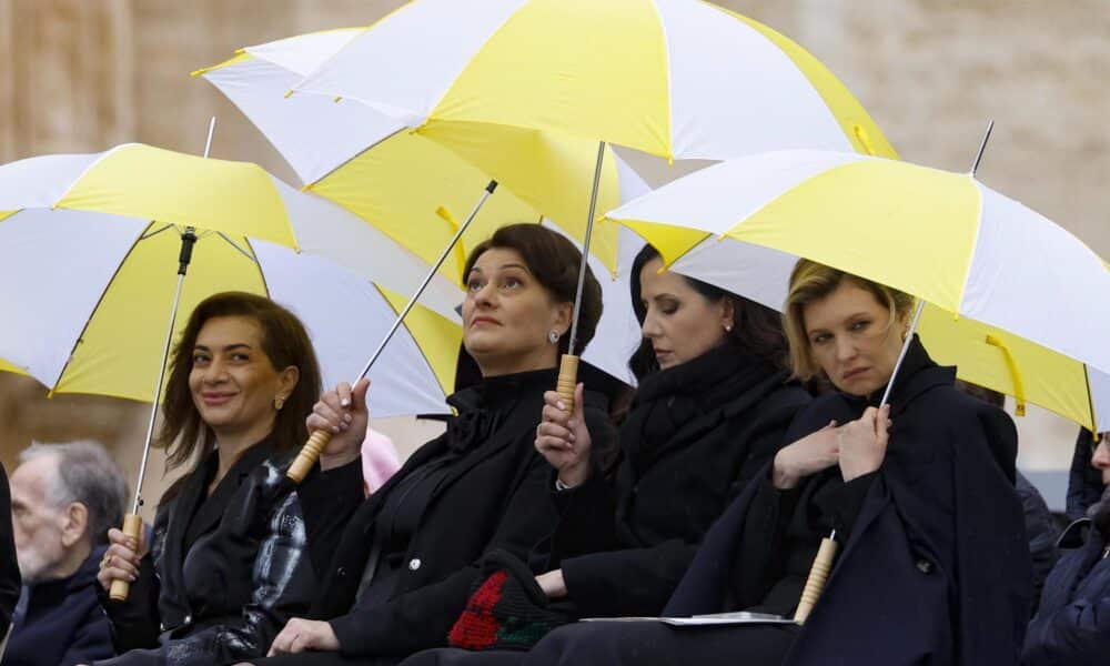 (De derecha a izquierda) Las primeras damas de Ucrania, Olena Zelenska; de Serbia, Tamara Vucic; de Lituania, Diana Nausediene, y de Armenia, Anna Hakobyan, en la audiencia general semanal del papa Francisco en la Plaza de San Pedro, Ciudad del Vaticano, el 20 de noviembre de 2024.  EFE/EPA/FABIO FRUSTACI