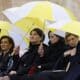 (De derecha a izquierda) Las primeras damas de Ucrania, Olena Zelenska; de Serbia, Tamara Vucic; de Lituania, Diana Nausediene, y de Armenia, Anna Hakobyan, en la audiencia general semanal del papa Francisco en la Plaza de San Pedro, Ciudad del Vaticano, el 20 de noviembre de 2024.  EFE/EPA/FABIO FRUSTACI