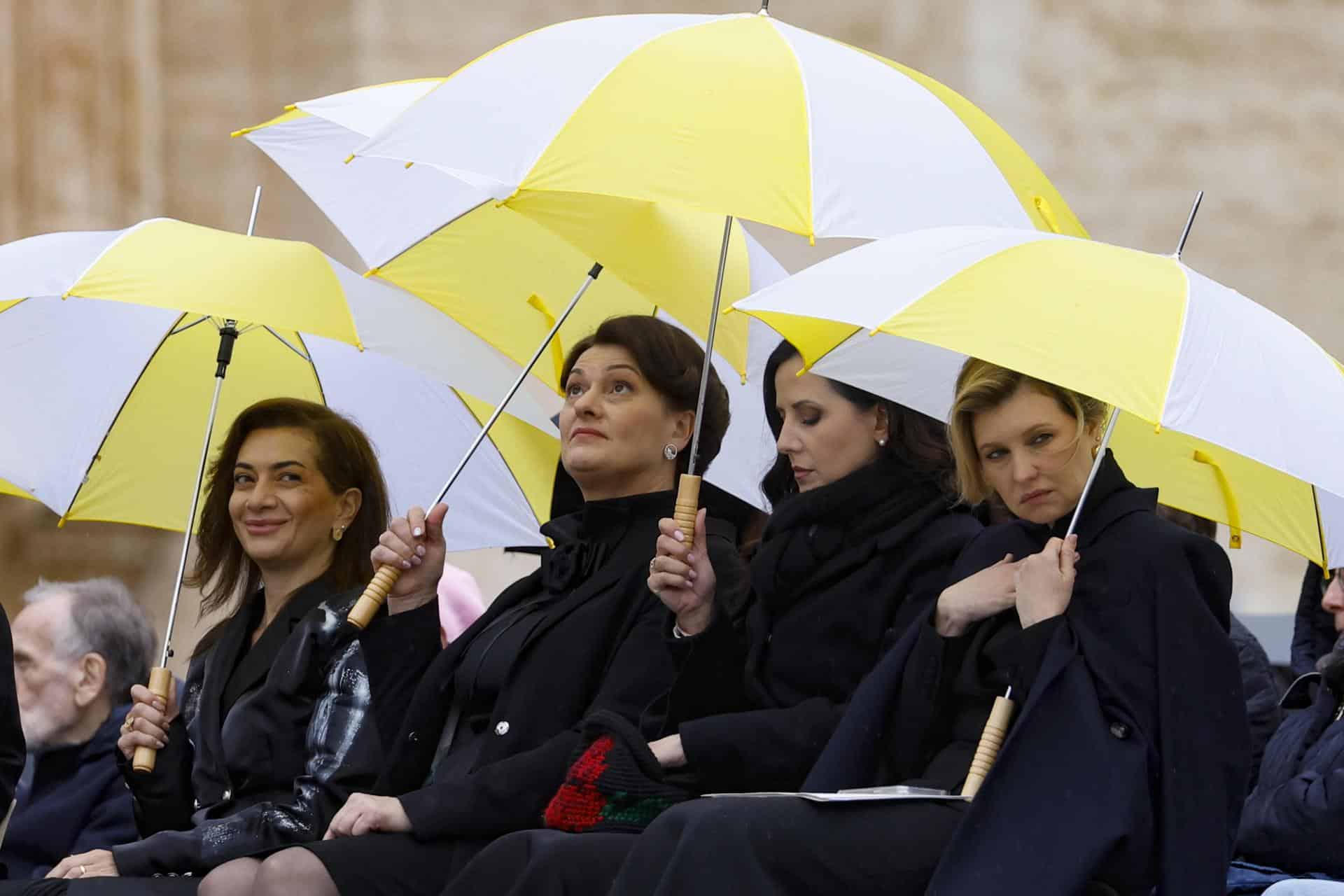 (De derecha a izquierda) Las primeras damas de Ucrania, Olena Zelenska; de Serbia, Tamara Vucic; de Lituania, Diana Nausediene, y de Armenia, Anna Hakobyan, en la audiencia general semanal del papa Francisco en la Plaza de San Pedro, Ciudad del Vaticano, el 20 de noviembre de 2024.  EFE/EPA/FABIO FRUSTACI