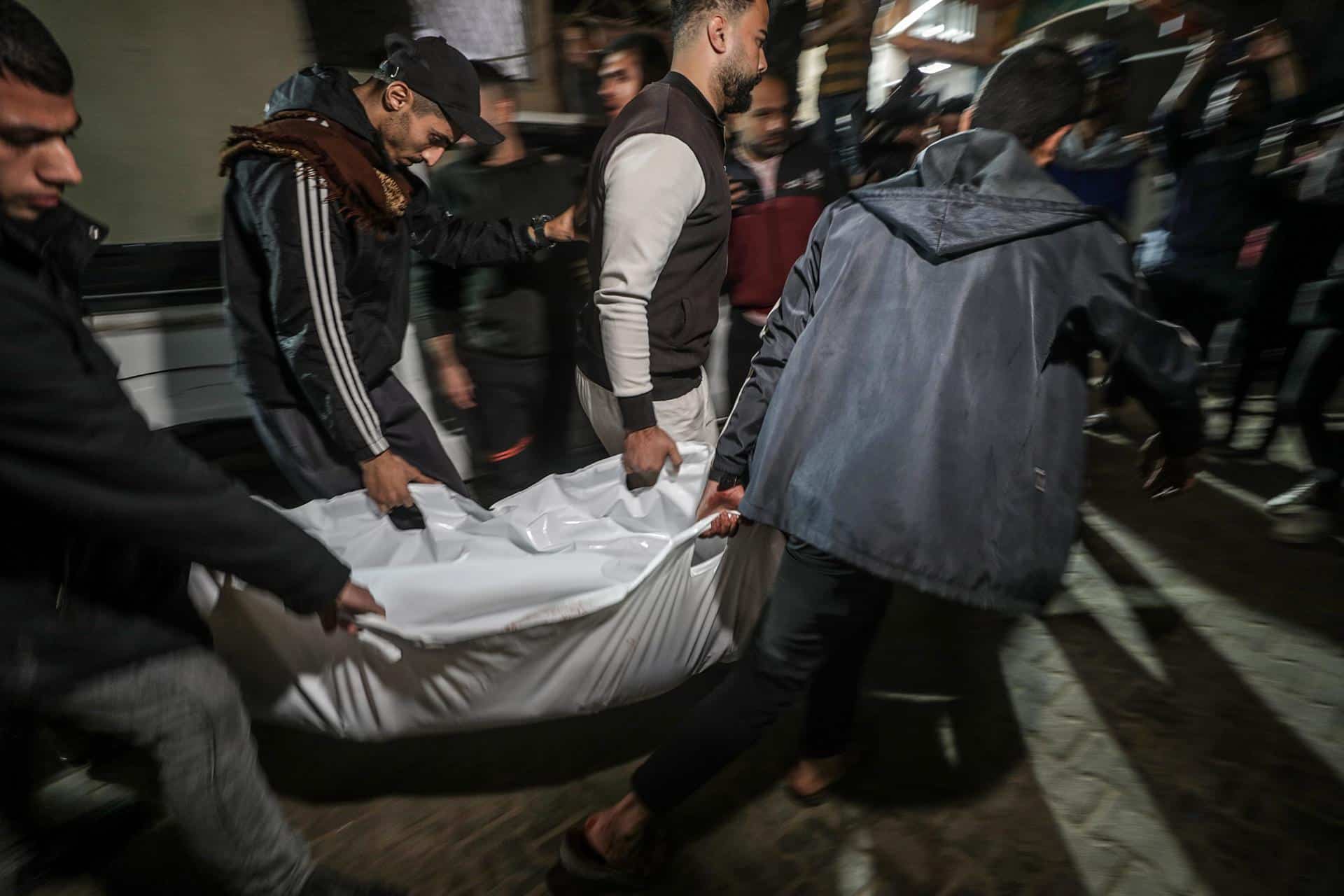 Palestinos cargan el cuerpo de un hombre en el hospital de mártires Al Aqsa en Deir Al Balah tras un ataque aéreo israelí en el campo de refugiados Al Maghazi, en el centro de la Franja de Gaza, 13 de noviembre de 2024. . EFE/EPA/MOHAMMED SABER