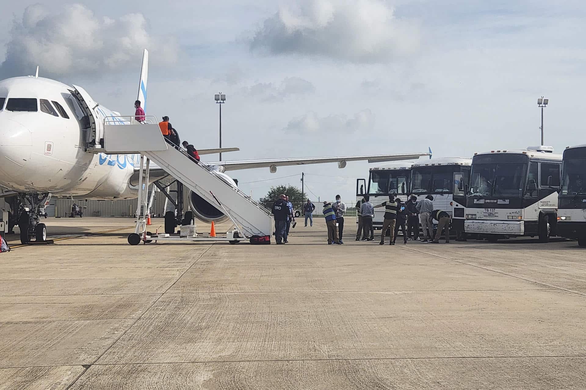 Al menos 130 colombianos fueron deportados a su país en uno de los 12 vuelos que semanalmente salen del aeropuerto de Harlingen, ubicado en el estado de Texas. Archivo. EFE/ Laura Becquer