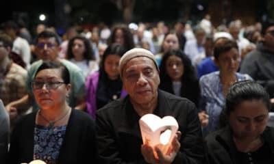 Personas participan en acto ecuménico en el 35 aniversario del asesinato de seis sacerdotes jesuitas, este sábado en la Universidad Centromericana (UCA), en Antiguo Cuscatlán (El Salvador). EFE/ Rodrigo Sura