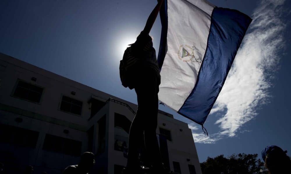 Fotografía de archivo en donde se ve una joven que sostiene una bandera nicaragüense. EFE/Jorge Torres