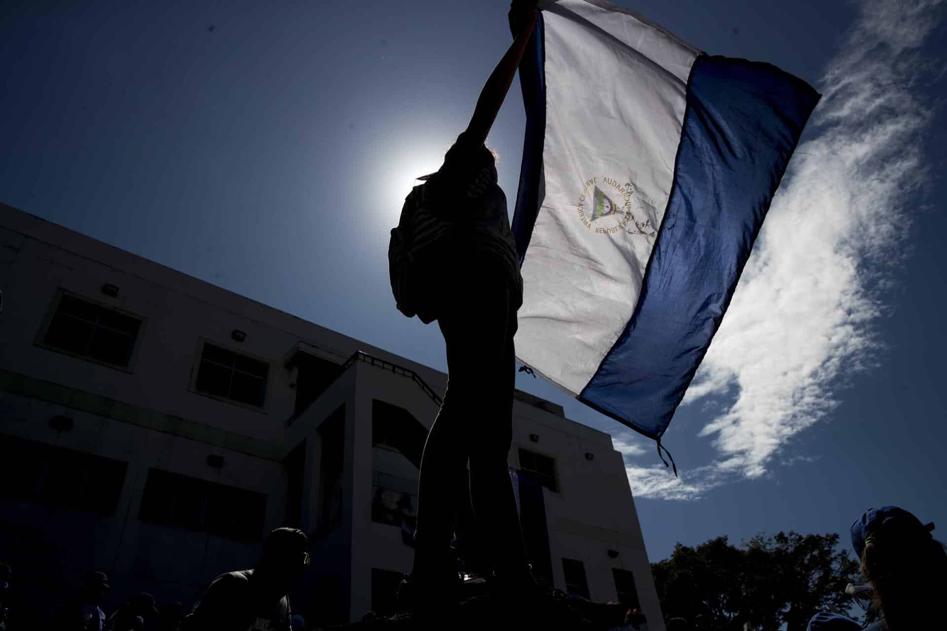 Fotografía de archivo en donde se ve una joven que sostiene una bandera nicaragüense. EFE/Jorge Torres