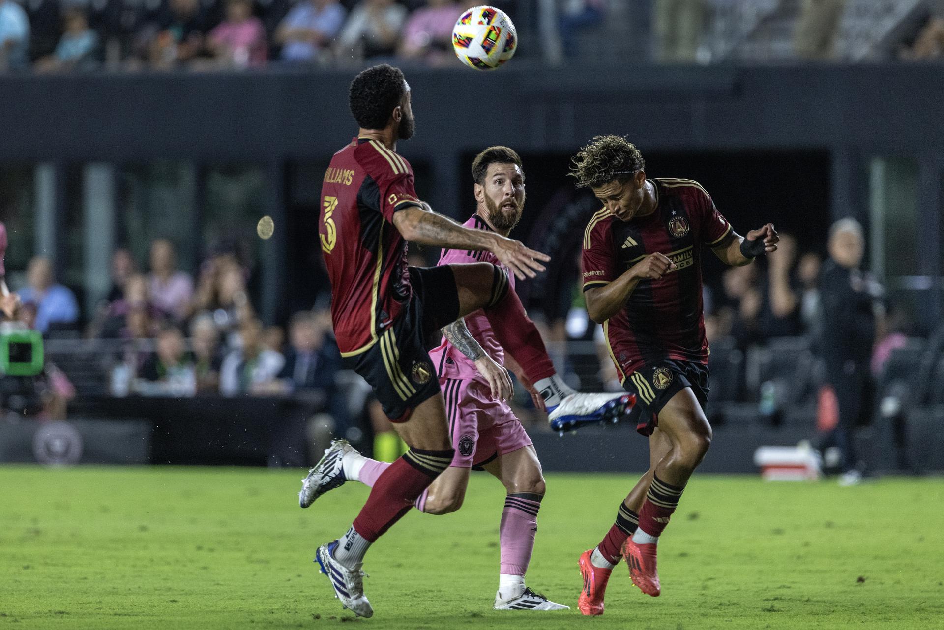 Lionel Messi recibió este sábado una marca escalonada de Atlanta United durante el partido que perdió el Inter Miami en el Chase Stadium de Fort Lauderdale (Florida). EFE/EPA/CRISTOBAL HERRERA-ULASHKEVICH