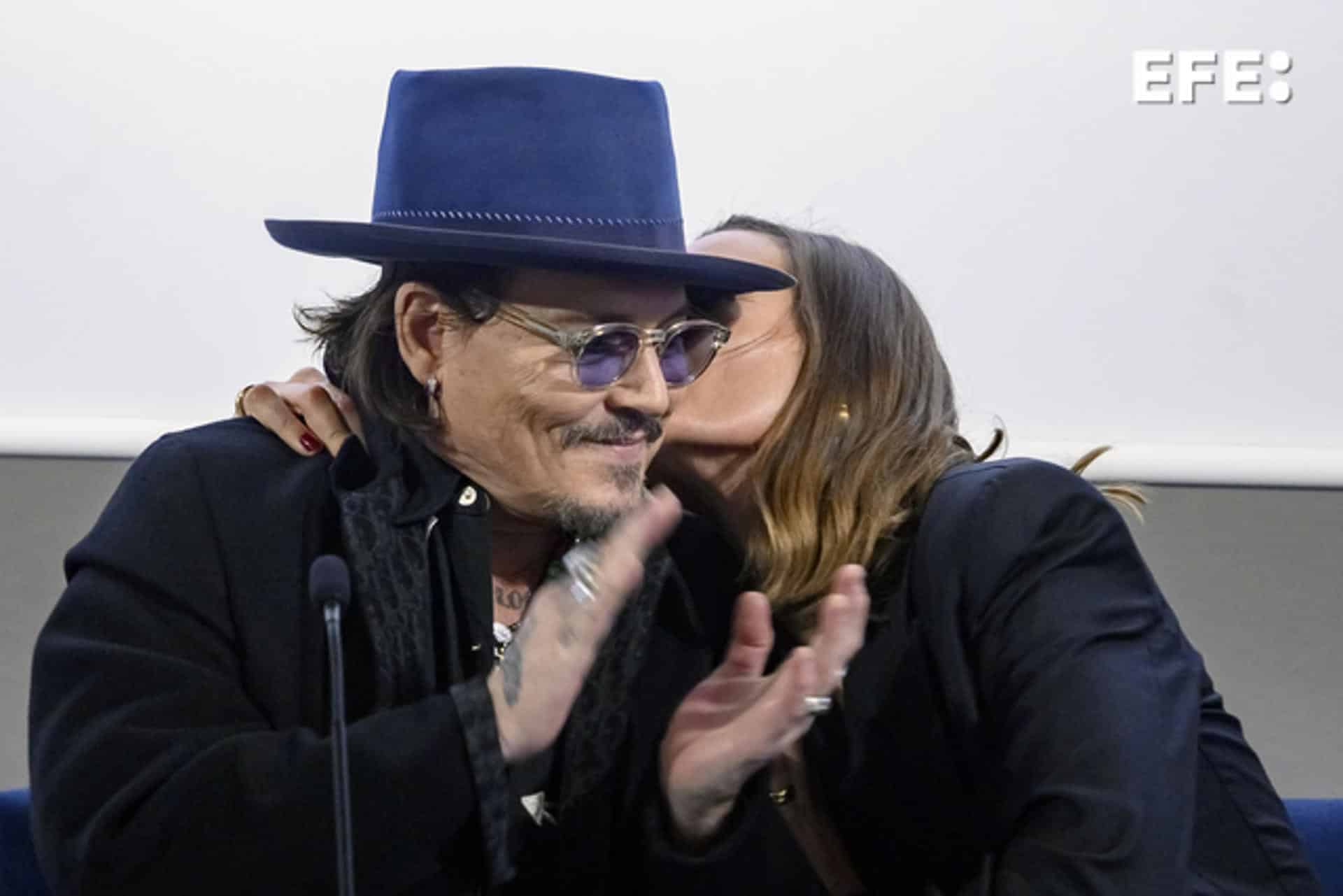 El actor y director estadounidense Johnny Depp con la actriz francesa Antonia Desplat, este sábado en el Festival de Cine Europeo de Sevilla (España) . EFE/ Raúl Caro