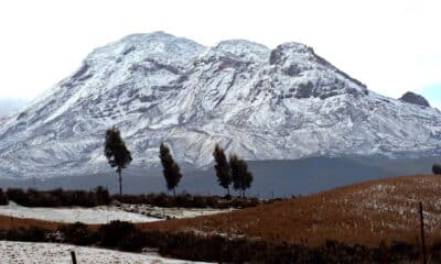 En la imagen de archivo, el volcán Chimborazo ubicado en la Cordillera Occidental de Ecuador, es el más alto del país y se calcula que el volúmen de hielo del glaciar es de más de 2 km cúbicos. EFE/Archivo/Guillermo Legaria