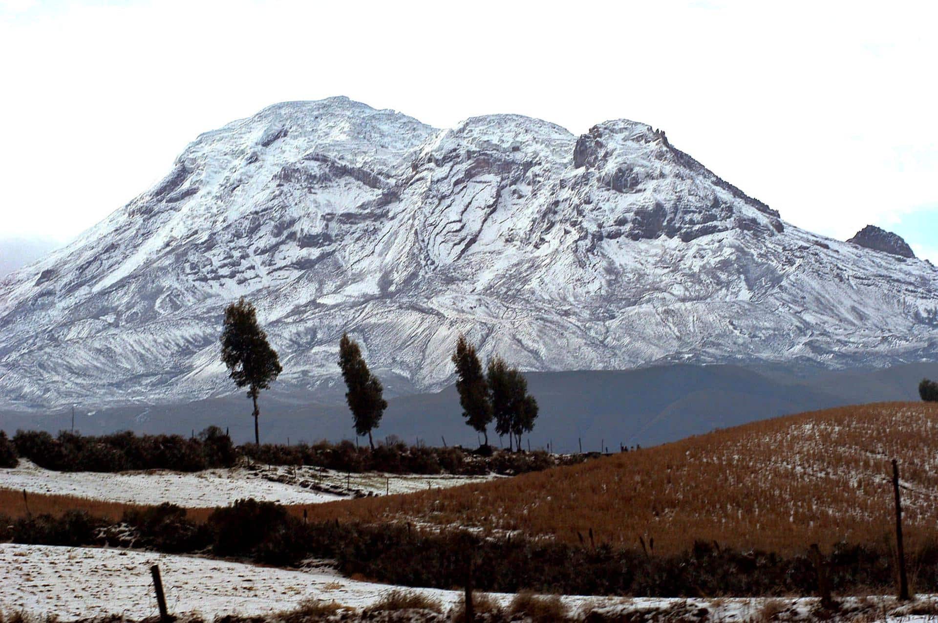 En la imagen de archivo, el volcán Chimborazo ubicado en la Cordillera Occidental de Ecuador, es el más alto del país y se calcula que el volúmen de hielo del glaciar es de más de 2 km cúbicos. EFE/Archivo/Guillermo Legaria