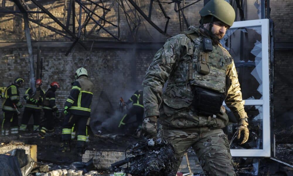 Un experto ucraniano transporta los restos de un dron caídos en un almacén tras un ataque ruso en una zona residencial en Kiev, el 7 de noviembre de 2024. EFE/EPA/SERGEY DOLZHENKO