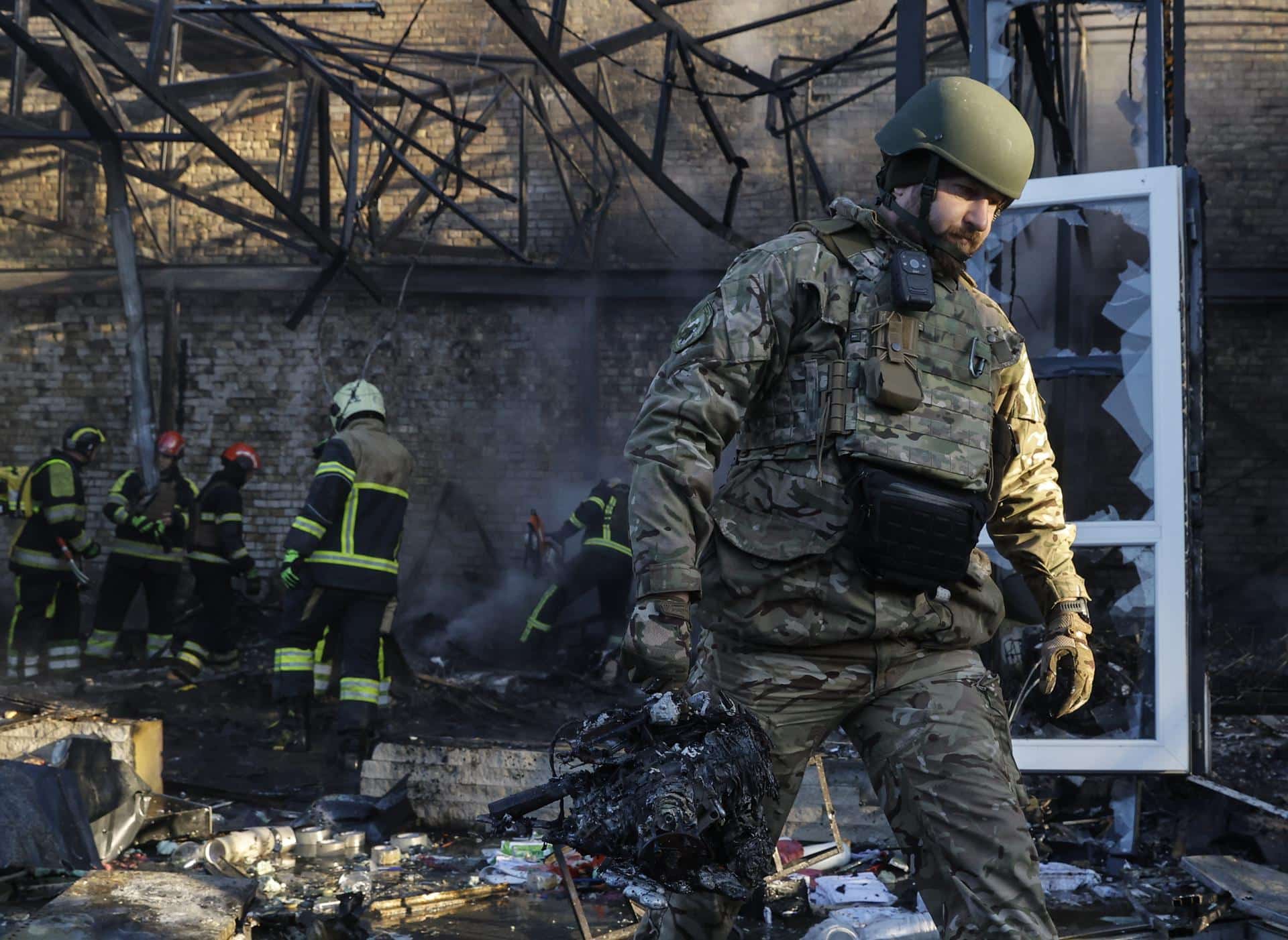 Un experto ucraniano transporta los restos de un dron caídos en un almacén tras un ataque ruso en una zona residencial en Kiev, el 7 de noviembre de 2024. EFE/EPA/SERGEY DOLZHENKO