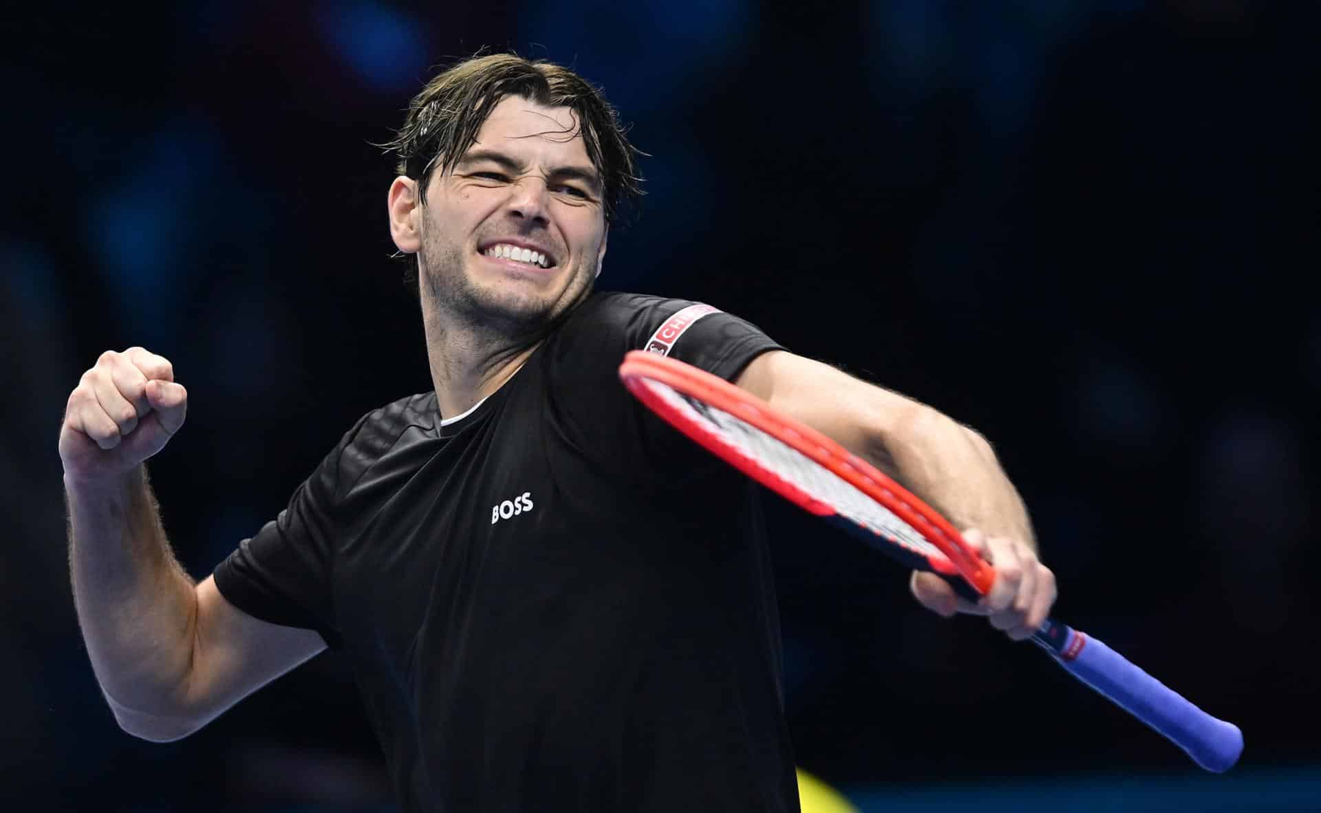 El estadounidense Taylor Fritz saluda al entrar en la pista para su partido de individuales de las Finales ATP contra el australiano Alex de Minaur, en Turín, Italia, el 14 de noviembre de 2024. (Tenis, Italia) EFE/EPA/Alessandro Di Marco