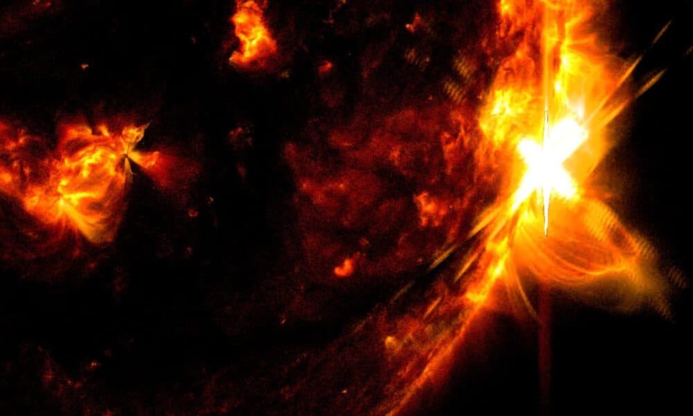 El Observatorio de Dinámica Solar de la NASA capturó esta imagen de una erupción solar (como se ve en el destello brillante de la derecha) el 14 de mayo de 2024. La imagen muestra un subconjunto de luz ultravioleta extrema que resalta el material extremadamente caliente de las llamaradas y que está coloreado en rojo y amarillo. Crédito: NASA/SDO