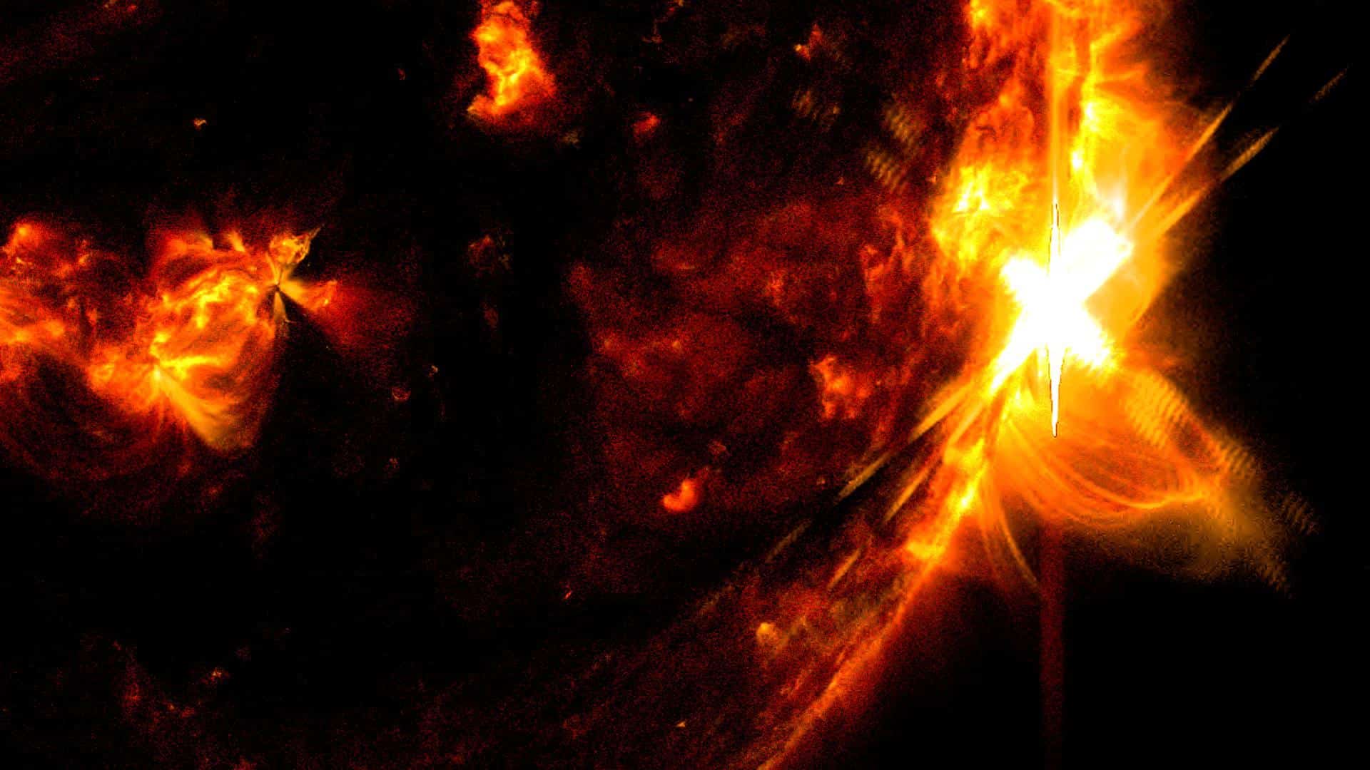 El Observatorio de Dinámica Solar de la NASA capturó esta imagen de una erupción solar (como se ve en el destello brillante de la derecha) el 14 de mayo de 2024. La imagen muestra un subconjunto de luz ultravioleta extrema que resalta el material extremadamente caliente de las llamaradas y que está coloreado en rojo y amarillo. Crédito: NASA/SDO