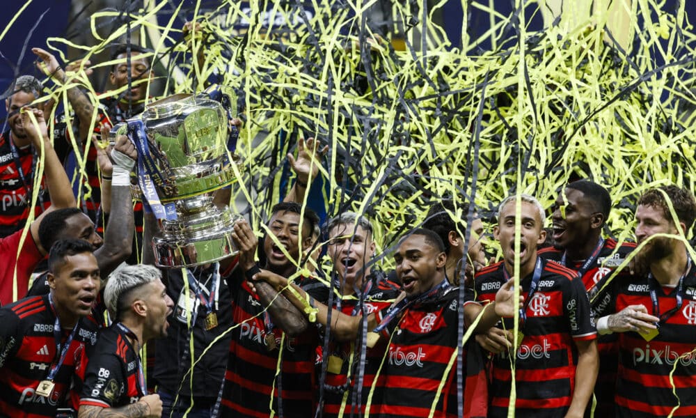 Jugadores de Flamengo celebran este domingo la conquista de la Copa do Brasil en el estadio Arena MRV, en Belo Horizonte. EFE/ Antonio Lacerda