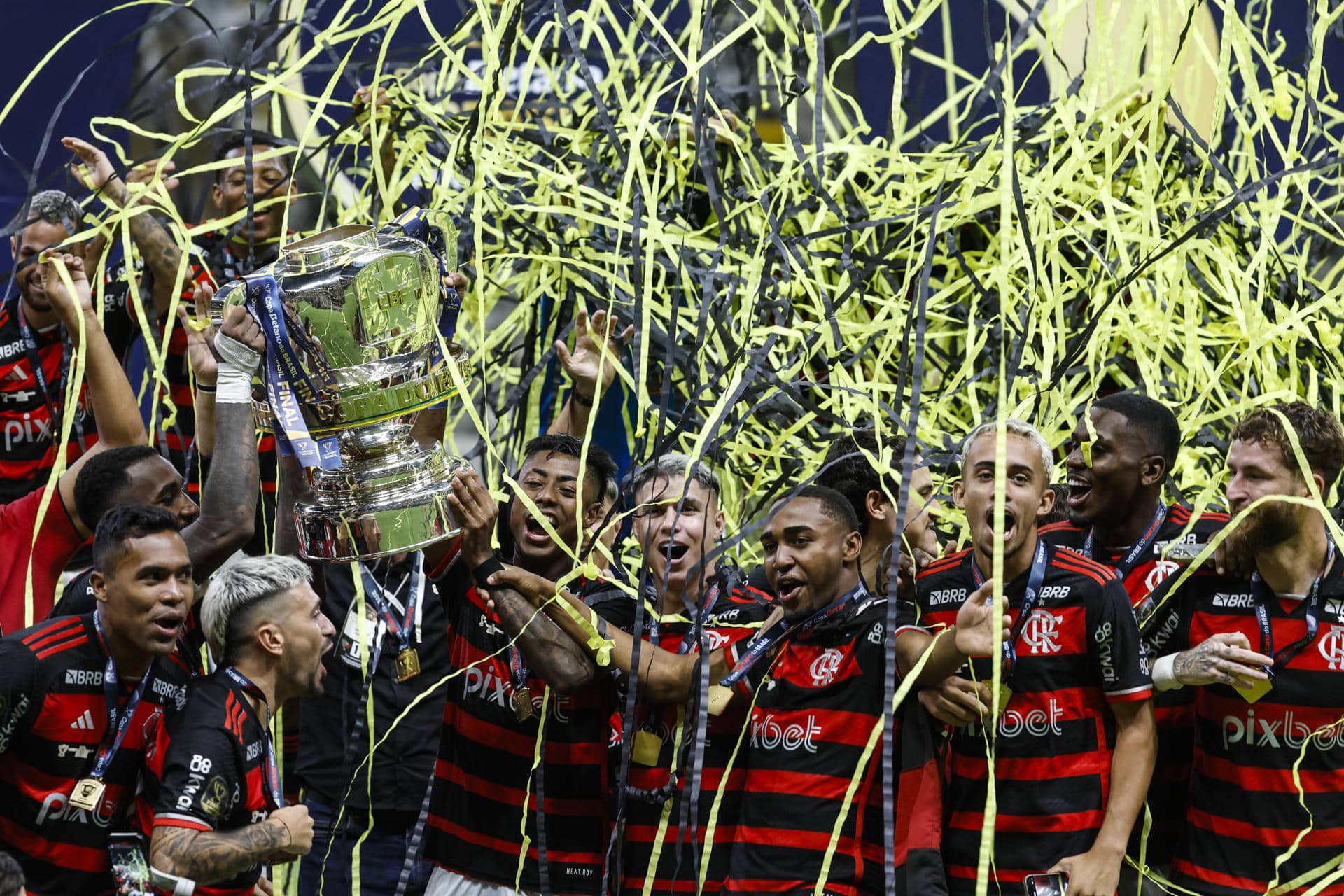 Jugadores de Flamengo celebran este domingo la conquista de la Copa do Brasil en el estadio Arena MRV, en Belo Horizonte. EFE/ Antonio Lacerda