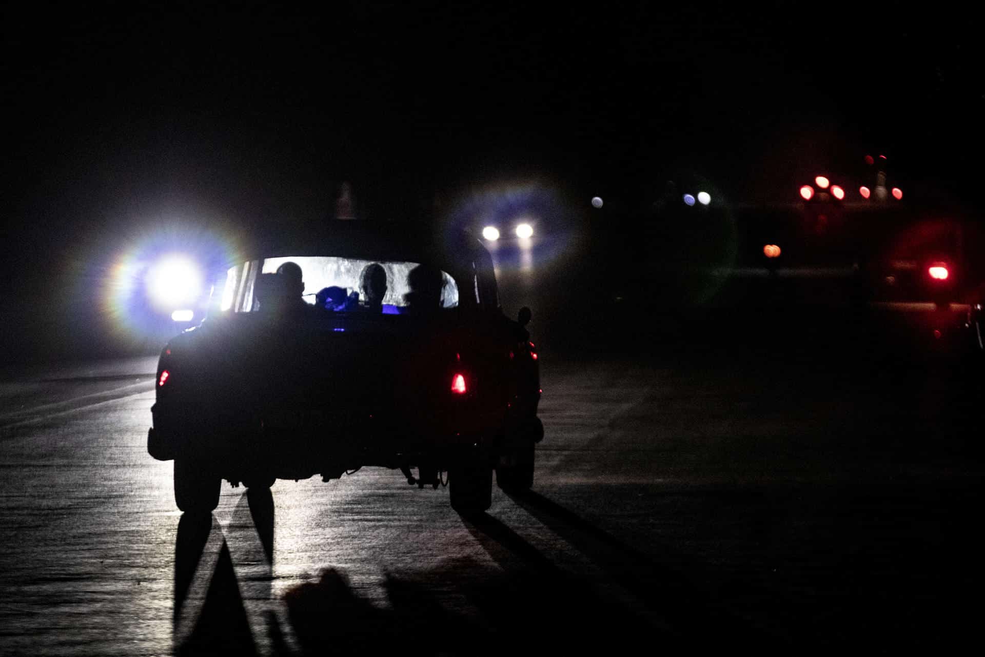 Un vehículo transita por una calle durante un apagón este pasado 8 de noviembre, en La Habana (Cuba).EFE/ Yander Zamora