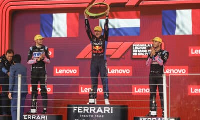 El neerlandés Max Vertapeppen (c) de Red Bull, celebra su victoria en el Gran Premio de Brasil. Completaron el podio los pilotos de Alpine, el francés Esteban Ocon (i) y el francés Pierre Gasly. EFE/ Isaac Fontana