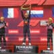 El neerlandés Max Vertapeppen (c) de Red Bull, celebra su victoria en el Gran Premio de Brasil. Completaron el podio los pilotos de Alpine, el francés Esteban Ocon (i) y el francés Pierre Gasly. EFE/ Isaac Fontana