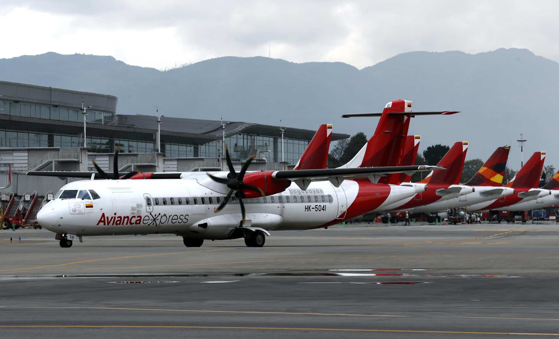 Fotografía de archivo en donde se ve un avión de la aerolínea Avianca que se prepara a despegar. EFE/ Mauricio Dueñas Castañeda