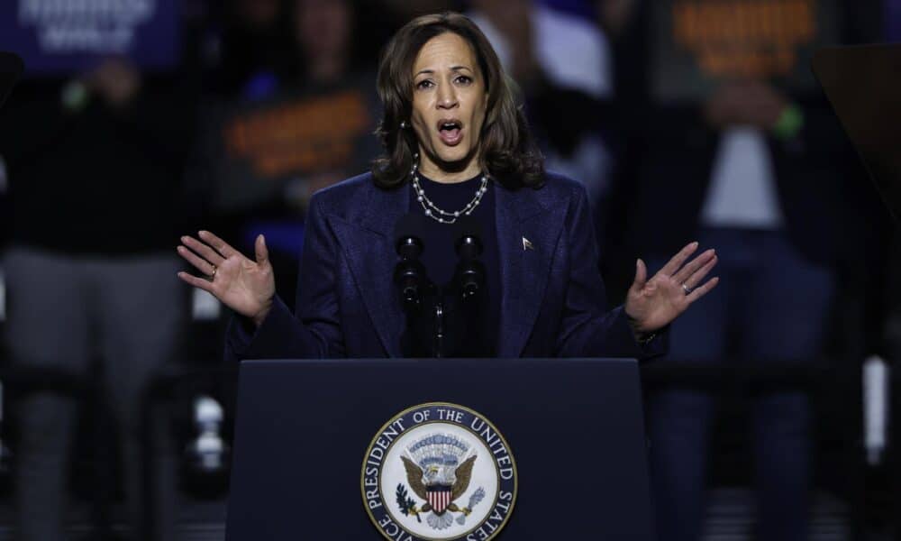 La candidata democrata a la presidencia de los Estados Unidos, la vicepresidenta de los Estados Unidos Kamala Harris, habla durante un acto de campaña este domingo, en East Lansing, Michigan (EE.UU.). EFE/EPA/CJ GUNTHER