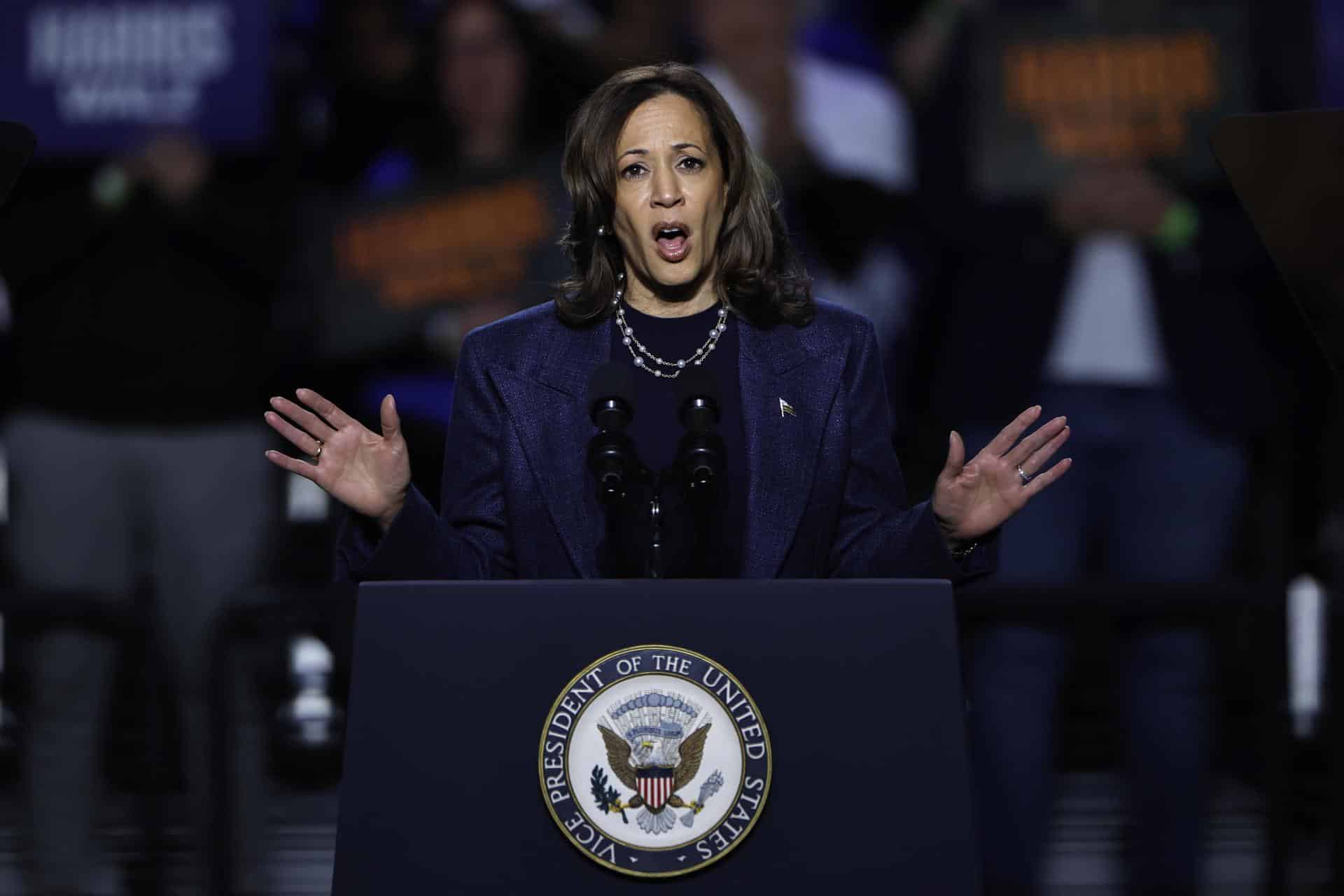 La candidata democrata a la presidencia de los Estados Unidos, la vicepresidenta de los Estados Unidos Kamala Harris, habla durante un acto de campaña este domingo, en East Lansing, Michigan (EE.UU.). EFE/EPA/CJ GUNTHER