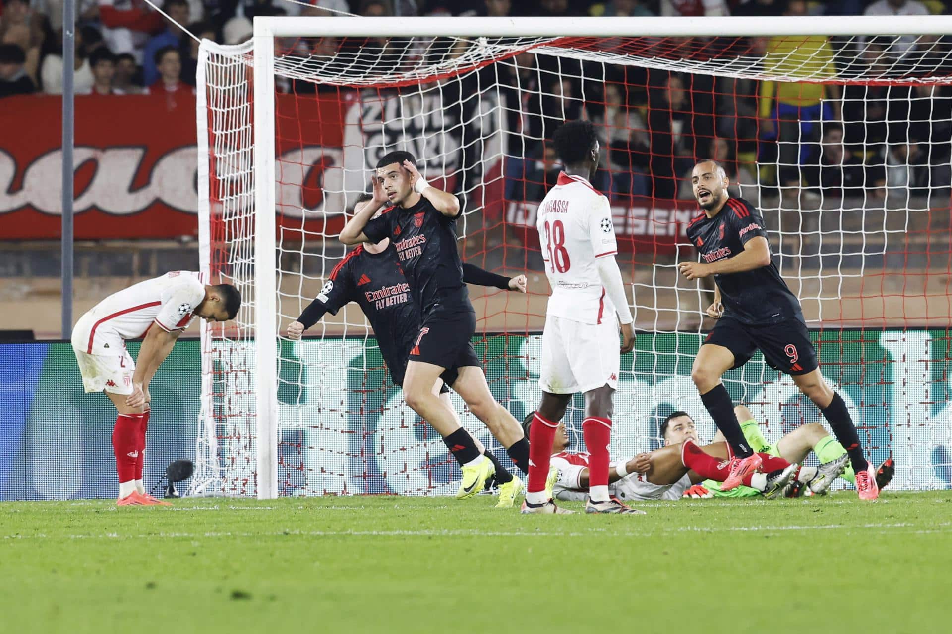 El jugador del Benfica (c) Zeki Amdouni celebra un gol durante el partido de la quinta jornada de la UEFA Champions League que han jugado AS Monaco y Benfica en Mónaco. EFE/EPA/SEBASTIEN NOGIER