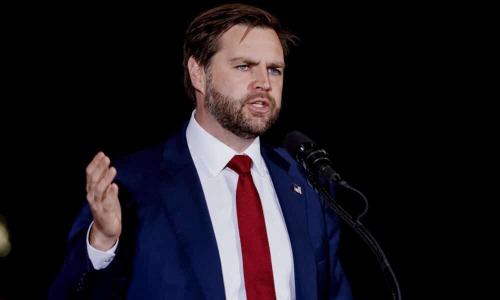 Fotografía de archivo del candidato a la vicepresidencia por el Partido Republicano y senador de Ohio, JD Vance, quien participa en un mitin de campaña la víspera del Día de las Elecciones en el área del condado de Cobb, en Atlanta, Georgia, EE. UU., el 04 de noviembre de 2024. EFE/EPA/ERIK S. LESSER