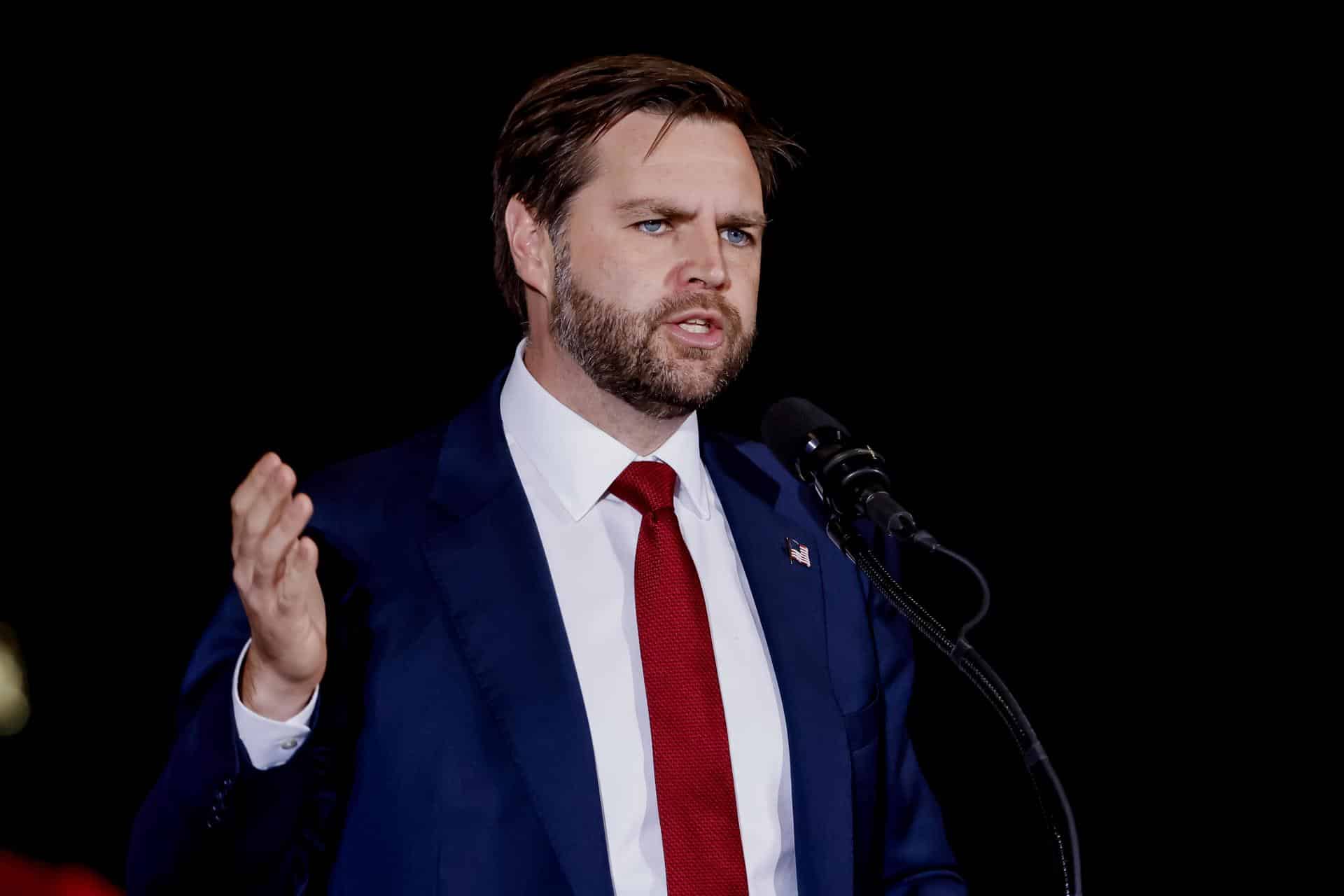 Fotografía de archivo del candidato a la vicepresidencia por el Partido Republicano y senador de Ohio, JD Vance, quien participa en un mitin de campaña la víspera del Día de las Elecciones en el área del condado de Cobb, en Atlanta, Georgia, EE. UU., el 04 de noviembre de 2024. EFE/EPA/ERIK S. LESSER