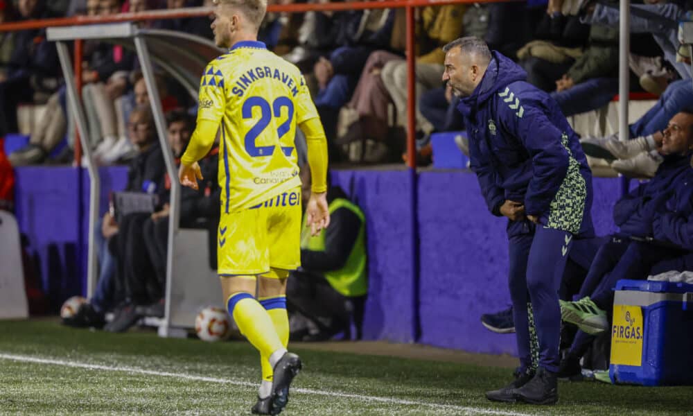 El entrenador de Las Palmas, Diego Martínez (d), durante el partido de Copa del Rey que su equipo disputó ante el Ontiñena en el estadio Isidro Calderón. EFE/Javier Cebollada