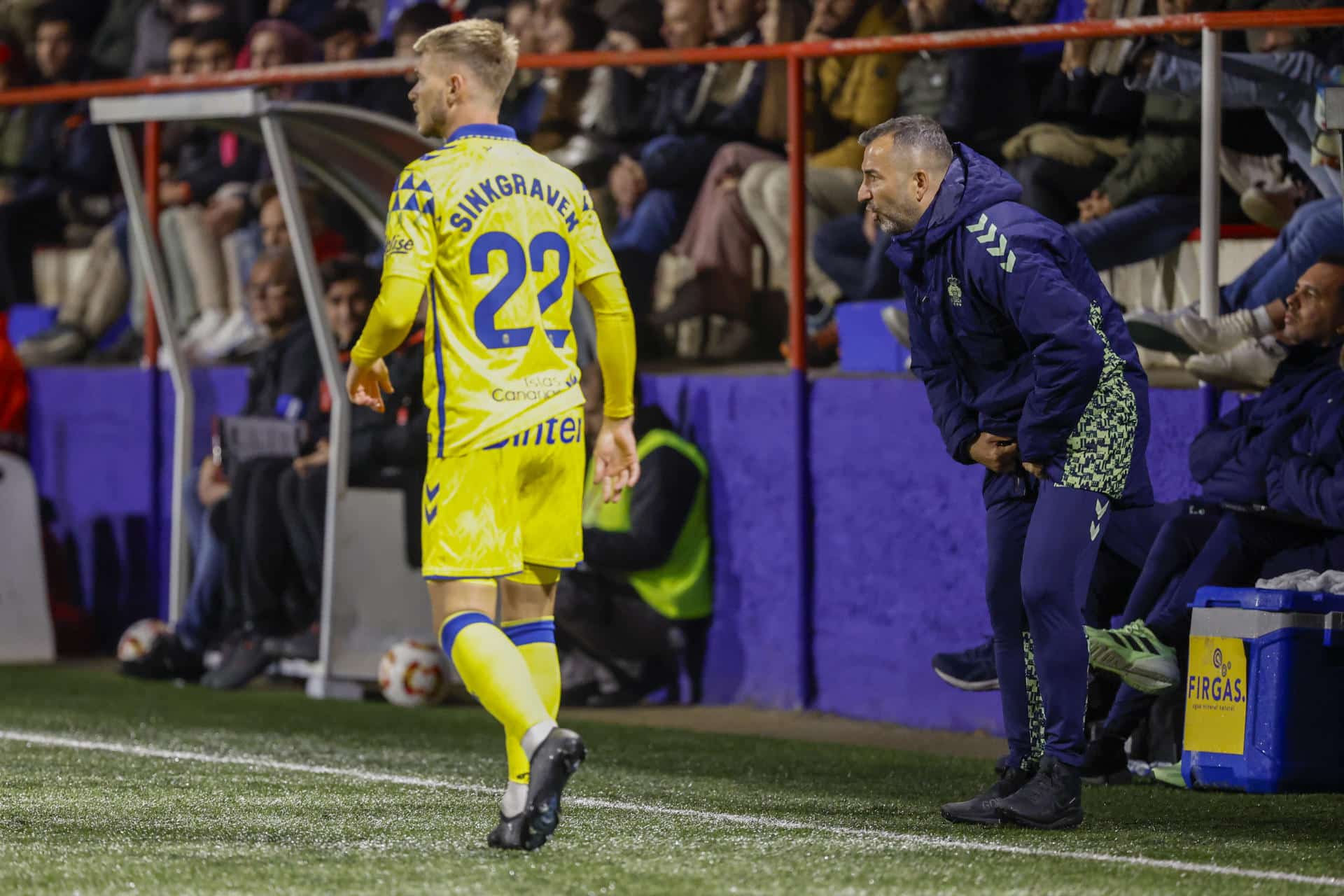 El entrenador de Las Palmas, Diego Martínez (d), durante el partido de Copa del Rey que su equipo disputó ante el Ontiñena en el estadio Isidro Calderón. EFE/Javier Cebollada