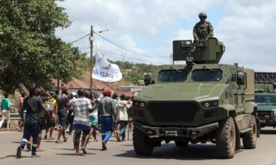 Patrulla militar durante una protesta de seguidores del candidato presidencial Venancio Mondlane exigiendo la 'restauración de la verdad electoral', mientras cortaban el tráfico en Ressano Garcia, la principal frontera entre Mozambique y Sudáfrica, Mozambique, 14 de noviembre de 2024. La Comisión Nacional Electoral (CNE) anunció el 24 de octubre los resultados de la tabulación general de las elecciones del 09 de octubre - presidenciales, legislativas y de asambleas provinciales - proclamando la victoria del partido gobernante Frente de Liberación de Mozambique (Frelimo) con 11 escaños más en el parlamento. El candidato presidencial de Frelimo, Daniel Chapo, quien fue elegido con el 70.67 por ciento de los votos, sucederá al presidente en funciones, Filipe Nyusi. Estos resultados fueron impugnados por la oposición, que alegó irregularidades. (Elections, Protests, South Africa) EFE/EPA/LUISA NHANTUMBO