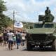 Patrulla militar durante una protesta de seguidores del candidato presidencial Venancio Mondlane exigiendo la 'restauración de la verdad electoral', mientras cortaban el tráfico en Ressano Garcia, la principal frontera entre Mozambique y Sudáfrica, Mozambique, 14 de noviembre de 2024. La Comisión Nacional Electoral (CNE) anunció el 24 de octubre los resultados de la tabulación general de las elecciones del 09 de octubre - presidenciales, legislativas y de asambleas provinciales - proclamando la victoria del partido gobernante Frente de Liberación de Mozambique (Frelimo) con 11 escaños más en el parlamento. El candidato presidencial de Frelimo, Daniel Chapo, quien fue elegido con el 70.67 por ciento de los votos, sucederá al presidente en funciones, Filipe Nyusi. Estos resultados fueron impugnados por la oposición, que alegó irregularidades. (Elections, Protests, South Africa) EFE/EPA/LUISA NHANTUMBO