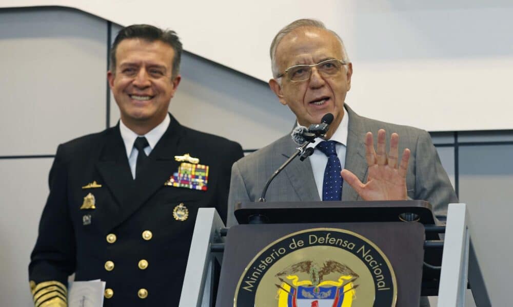 El ministro de la Defensa de Colombia, Iván Velásquez (d), y el comandante general de las Fuerzas Militares, Almirante Francisco Cubides, participan en una rueda de prensa este martes en Bogotá para anunciar una reorganización de las Fuerzas Militares del país. EFE/Mauricio Dueñas Castañeda