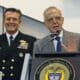 El ministro de la Defensa de Colombia, Iván Velásquez (d), y el comandante general de las Fuerzas Militares, Almirante Francisco Cubides, participan en una rueda de prensa este martes en Bogotá para anunciar una reorganización de las Fuerzas Militares del país. EFE/Mauricio Dueñas Castañeda