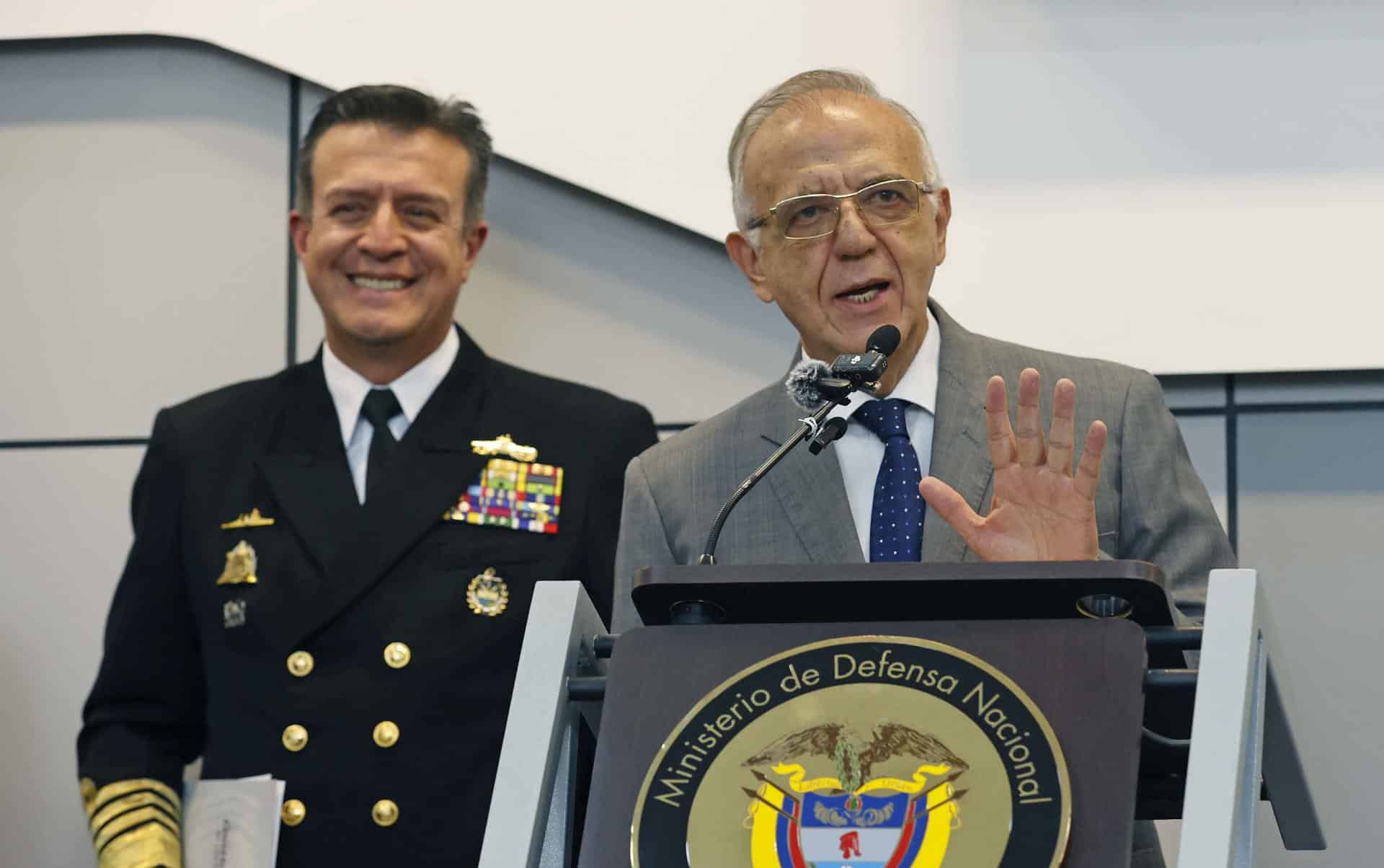 El ministro de la Defensa de Colombia, Iván Velásquez (d), y el comandante general de las Fuerzas Militares, Almirante Francisco Cubides, participan en una rueda de prensa este martes en Bogotá para anunciar una reorganización de las Fuerzas Militares del país. EFE/Mauricio Dueñas Castañeda