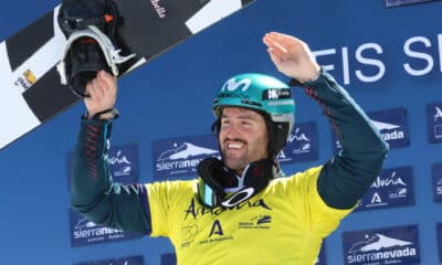 El español Lucas Eguibar, campeón mundial y ganador de la Copa del Mundo de boardercross de snowboard, en una imagen de archivo en el podio la estación española de Sierra Nevada (Granada). EFE/Pepe Torres