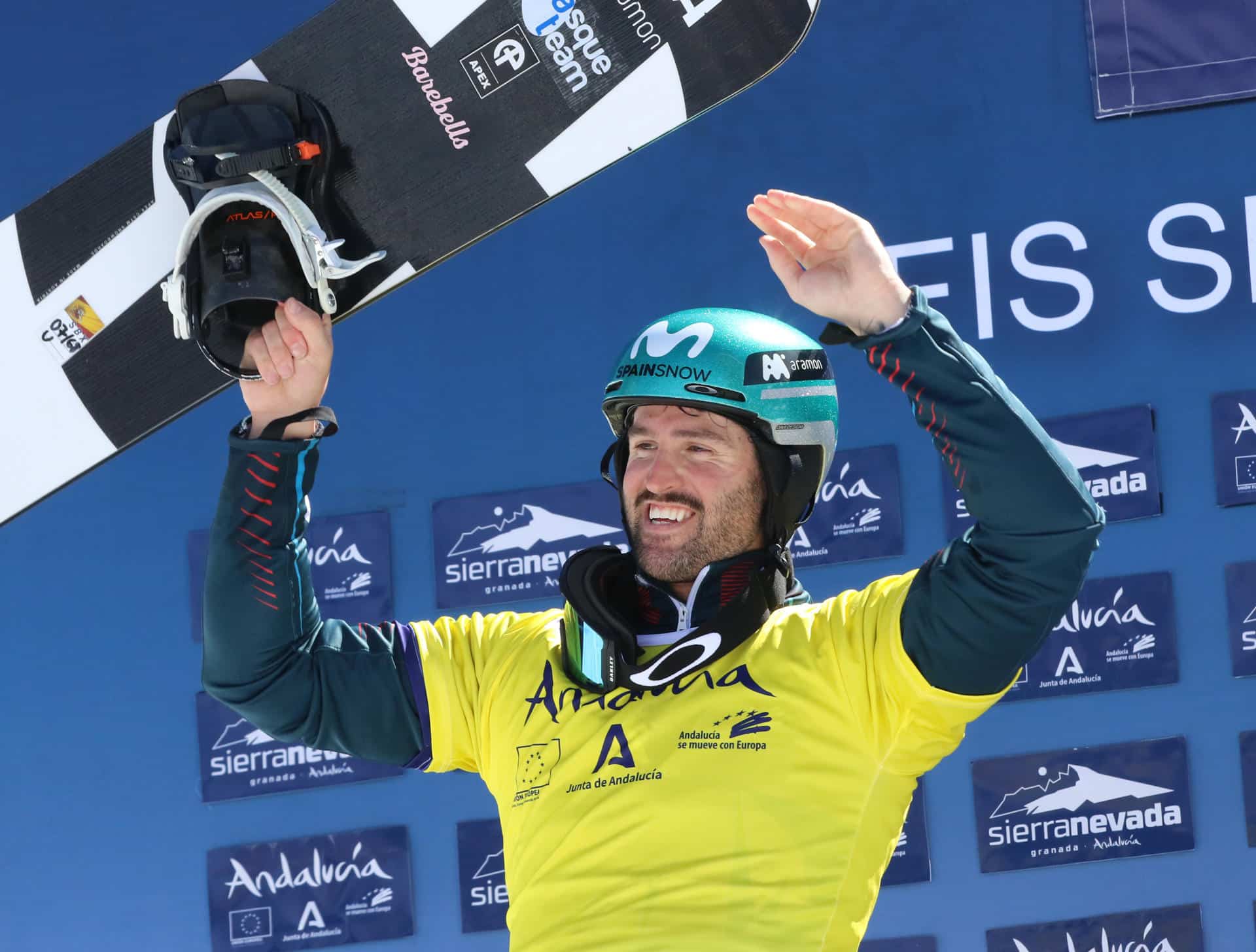 El español Lucas Eguibar, campeón mundial y ganador de la Copa del Mundo de boardercross de snowboard, en una imagen de archivo en el podio la estación española de Sierra Nevada (Granada). EFE/Pepe Torres