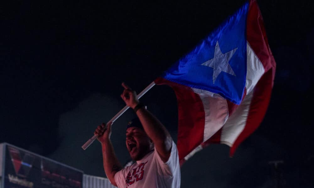 Simpatizantes del Partido Independentista esperan resultados de las votaciones este 5 de noviembre de 2024, en San Juan (Puerto Rico). EFE/ Thais Llorca