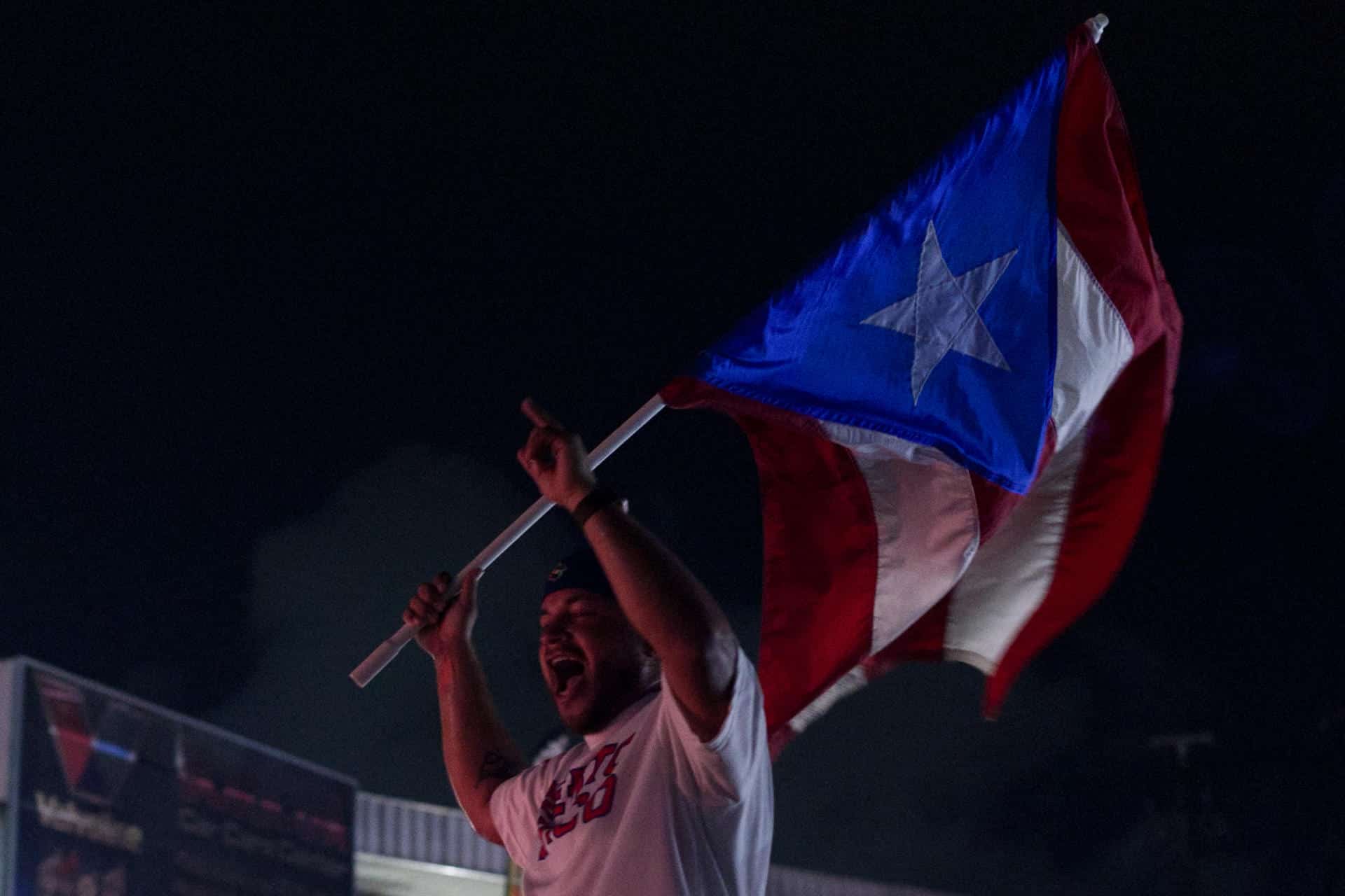 Simpatizantes del Partido Independentista esperan resultados de las votaciones este 5 de noviembre de 2024, en San Juan (Puerto Rico). EFE/ Thais Llorca