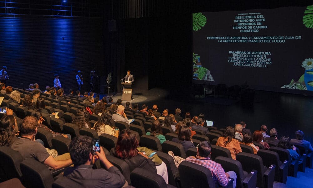 Fotografía general de la conferencia internacional Resiliencia del Patrimonio ante incendios en tiempos de cambio climático este lunes en Valparaíso (Chile). EFE/ Adriana Thomasa