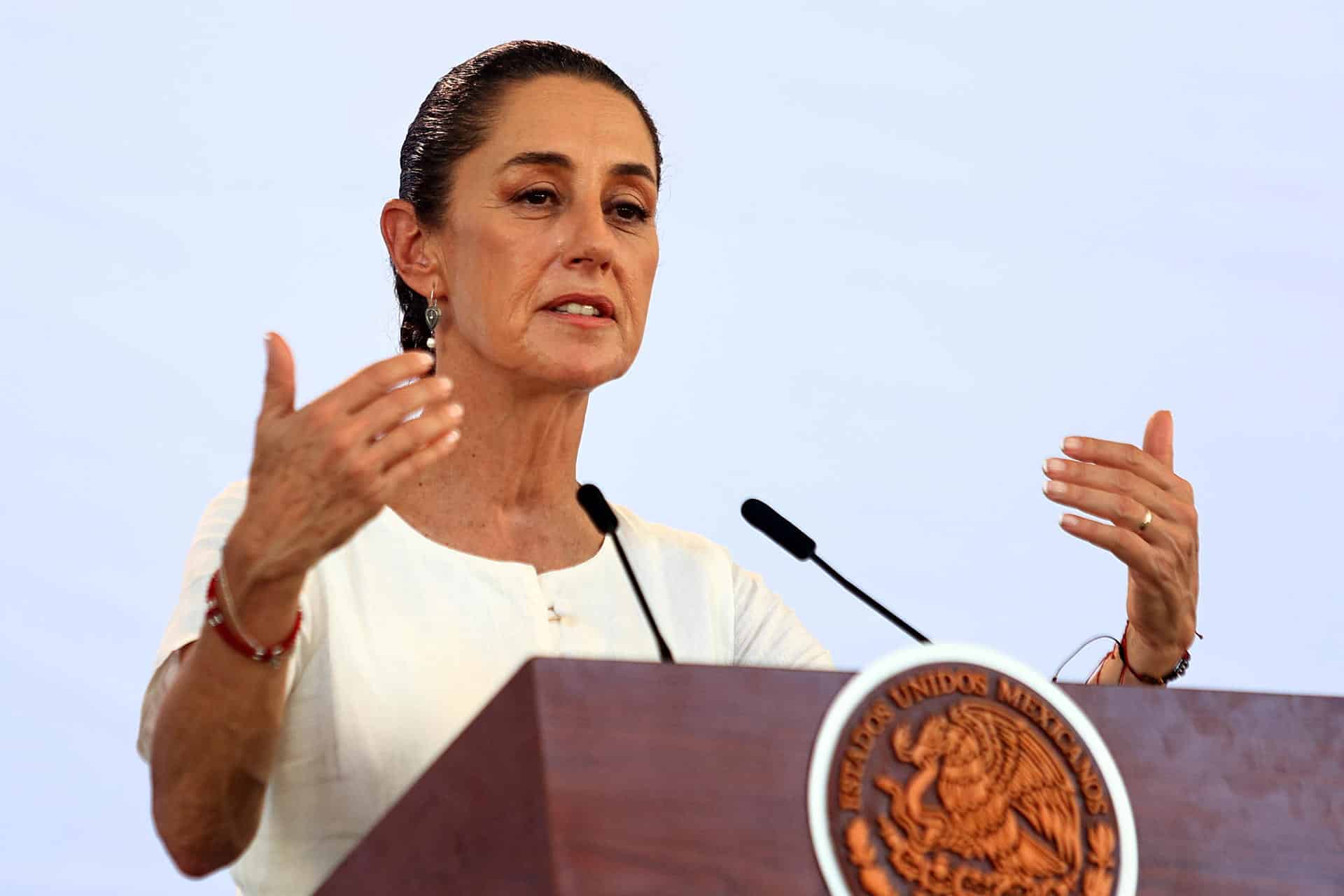 La presidenta de México, Claudia Sheinbaum, habla durante una conferencia de prensa en Acapulco en el estado de Guerrero (México). EFE/David Guzmán