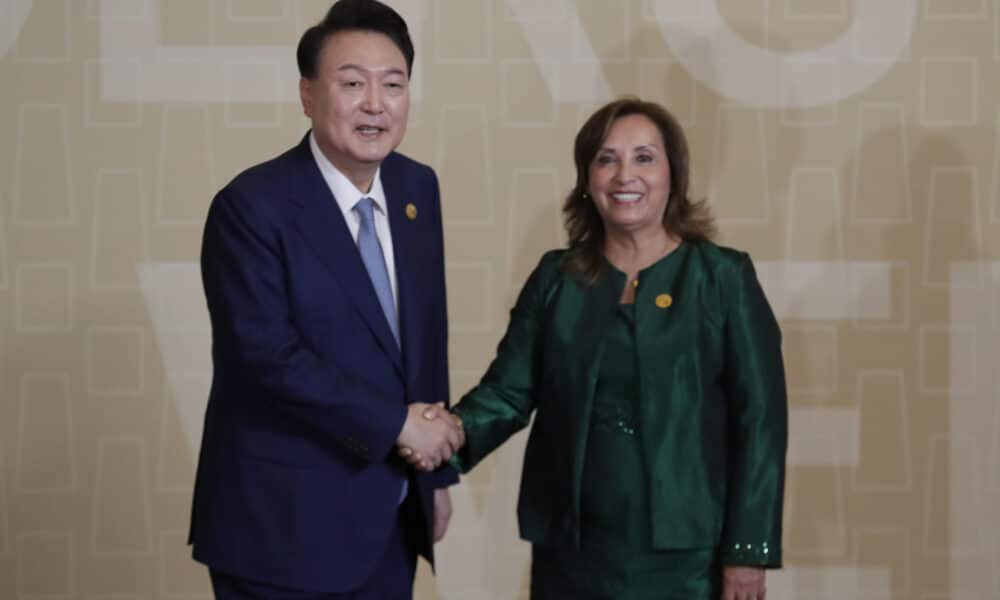 La presidenta de Perú, Dina Boluarte (d), saluda al presidente de Corea del Sur, Yoon Suk-yeol (i), en el Centro de Convenciones durante la cumbre de líderes del Foro de Cooperación Económica Asia Pacífico (APEC) este sábado en Lima (Perú). EFE/ Carlos Ortega