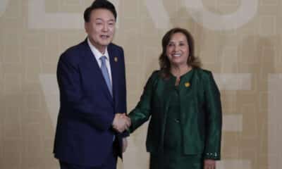 La presidenta de Perú, Dina Boluarte (d), saluda al presidente de Corea del Sur, Yoon Suk-yeol (i), en el Centro de Convenciones durante la cumbre de líderes del Foro de Cooperación Económica Asia Pacífico (APEC) este sábado en Lima (Perú). EFE/ Carlos Ortega