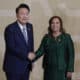 La presidenta de Perú, Dina Boluarte (d), saluda al presidente de Corea del Sur, Yoon Suk-yeol (i), en el Centro de Convenciones durante la cumbre de líderes del Foro de Cooperación Económica Asia Pacífico (APEC) este sábado en Lima (Perú). EFE/ Carlos Ortega