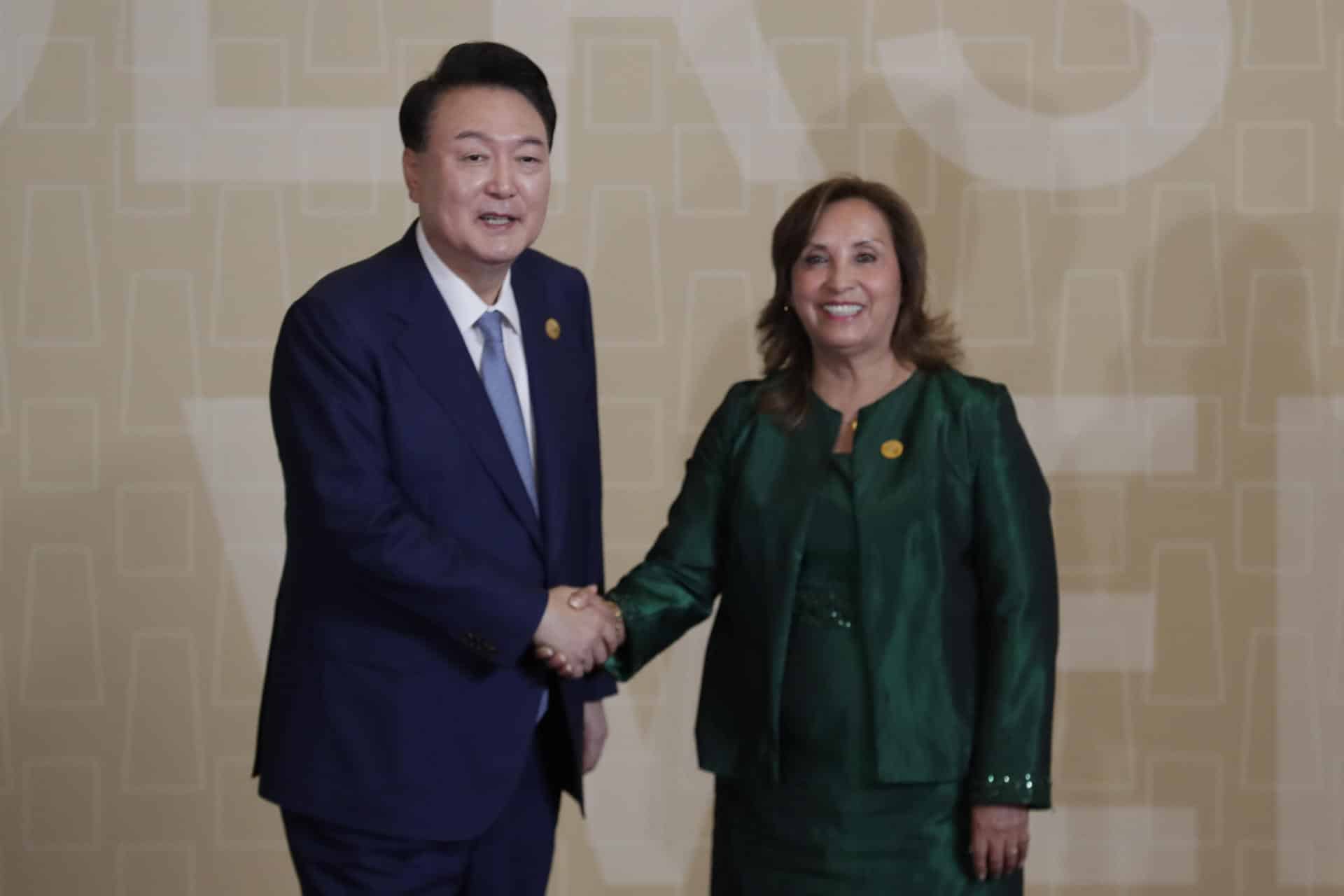 La presidenta de Perú, Dina Boluarte (d), saluda al presidente de Corea del Sur, Yoon Suk-yeol (i), en el Centro de Convenciones durante la cumbre de líderes del Foro de Cooperación Económica Asia Pacífico (APEC) este sábado en Lima (Perú). EFE/ Carlos Ortega